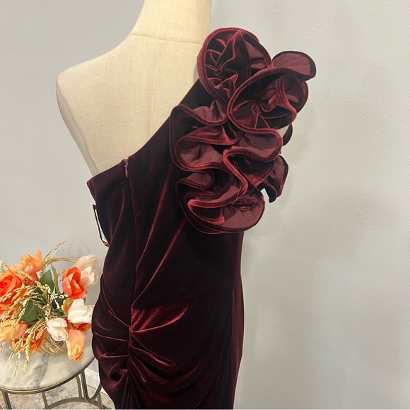 Xscape Burgundy Red Velvet Ruffled One Shoulder Maxi Formal Evening Gown Reemoly - Picture 10 of 16